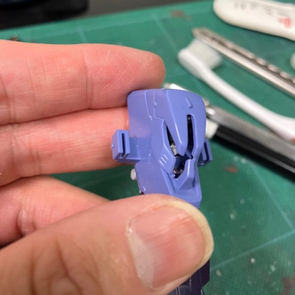 本来のキットは中身にレール状のパーツにシールをペタ、なので今回はモノアイを可動に挑戦ですね😉とりあえず、レールに沿ってくり抜きましたが、結局、可動スペースを考えるとほぼ真っ二つ🤗 中にwaveのボールジョイントとプラサポで、まずは様になりそうな予感🥳ポージングを考えてヘッドパーツは外しやすいようにネオジム磁石🧲を仕込んでみます💪☺️ 最終的にはメタリックシールとレジンで先端にモノアイを新造の予定です🫡👏せっかくの再販品、作ってて楽しい💪☺️💪 プレバンの🛒カート保持システムを他のサイトにも😭💦(1枚目)