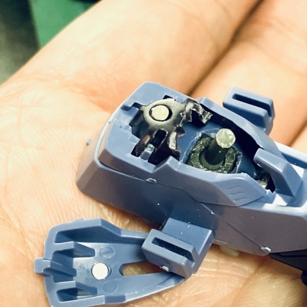 本来のキットは中身にレール状のパーツにシールをペタ、なので今回はモノアイを可動に挑戦ですね😉とりあえず、レールに沿ってくり抜きましたが、結局、可動スペースを考えるとほぼ真っ二つ🤗 中にwaveのボールジョイントとプラサポで、まずは様になりそうな予感🥳ポージングを考えてヘッドパーツは外しやすいようにネオジム磁石🧲を仕込んでみます💪☺️ 最終的にはメタリックシールとレジンで先端にモノアイを新造の予定です🫡👏せっかくの再販品、作ってて楽しい💪☺️💪 プレバンの🛒カート保持システムを他のサイトにも😭💦(7枚目)