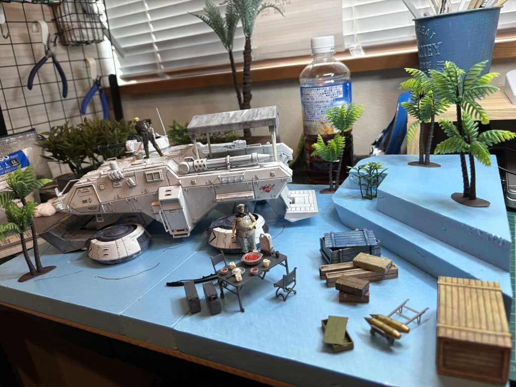 ジャングルを作るぞーまず、アニメを一気見します。ラストリゾートまでです。小さい木は100均でオリーブドラブで塗装後に艶消ししました。でかいヤシの木は百均のヤシっぽい葉っぱを1番上まで移動させて幹を水性ボンドティッシュをぐるぐる巻きにしてオリーブドラブで塗装しました。