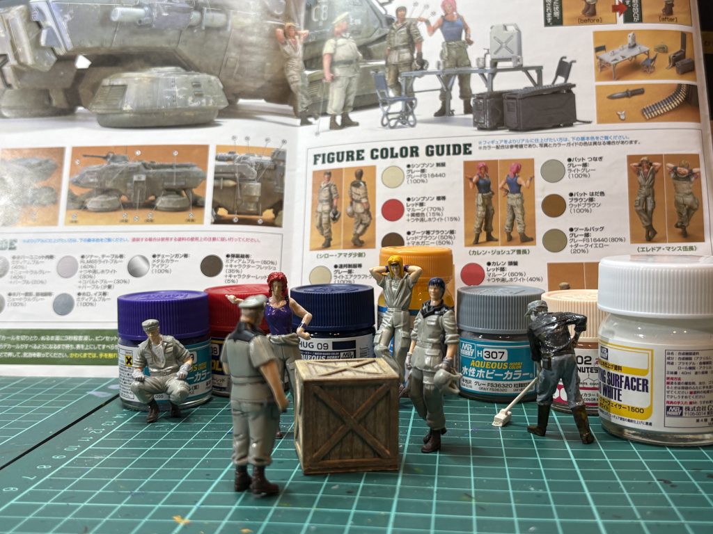 ミケルとサンダースが初期メンバーとしていないのでメンバー追加。バット上等兵はサンダース軍曹の役でお願いします。動物園の清掃係からミケルに昇格。シンプトン大尉はお休み。あえて言えばシローがコウ・ウラキみたい。上の写真は艶消し前。キャラが目立つようにミリタリーにしては明るくまとめてます。写真で黒い何かになってしまうからです。