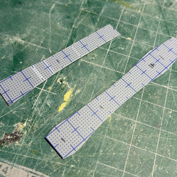 これだけみてもなんのこっちゃですが、現在製作中のドムプラスの股関節部分になります。構造はいたってシンプルで、プラ板をいい感じに切って、耐震補強みたいな梁を内側に立て、両サイドをプラ板で閉じただけのパーツです。そしてスカートの内側に収まり、なおかつフロント装甲の取り付けをするためのベースになるため、こんなヘンテコな型になってます。もう少し進捗したら、また投稿します。（2枚目）