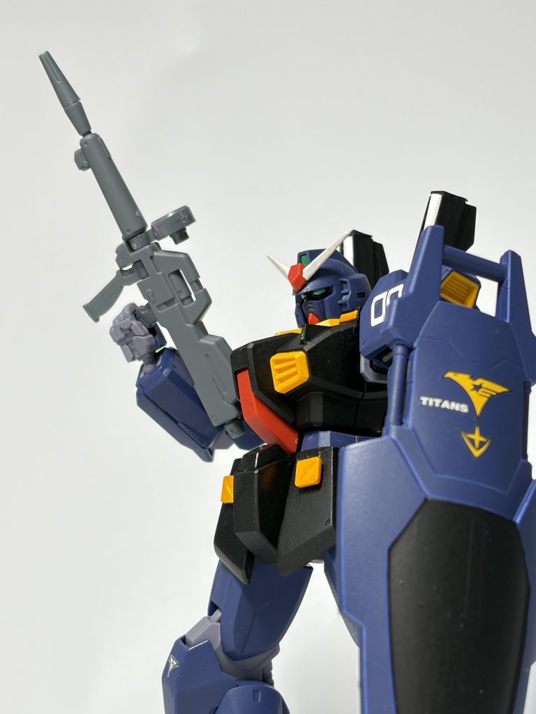 スプレー缶で基本色、ガンダムマーカーで黒い部分とカメラ、アンテナ、筆で黄色の部分を塗りました。艶消し吹いて完成させました。スカート部分はパテで裏を埋めて、整形しました。シールドもパテで一部整形しています。バックパックのサーベル部分は3Dプリンターで上手く作りました。