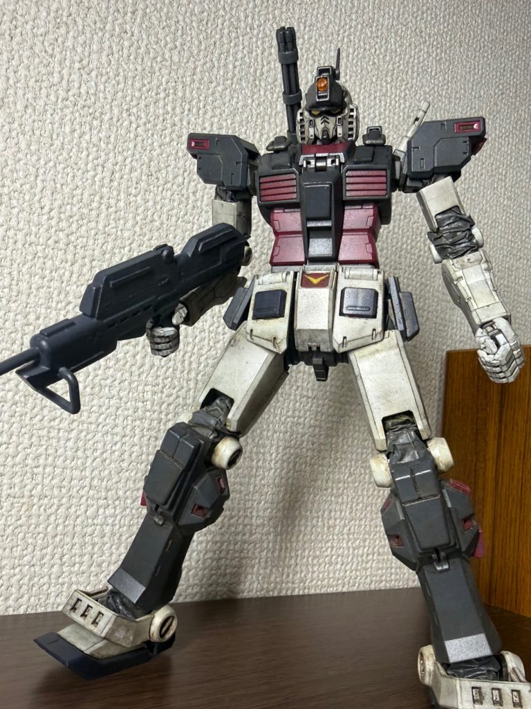 武装　100mmマシンガン　頭部バルカン砲　ビームサーベル　背部90mmガトリング砲