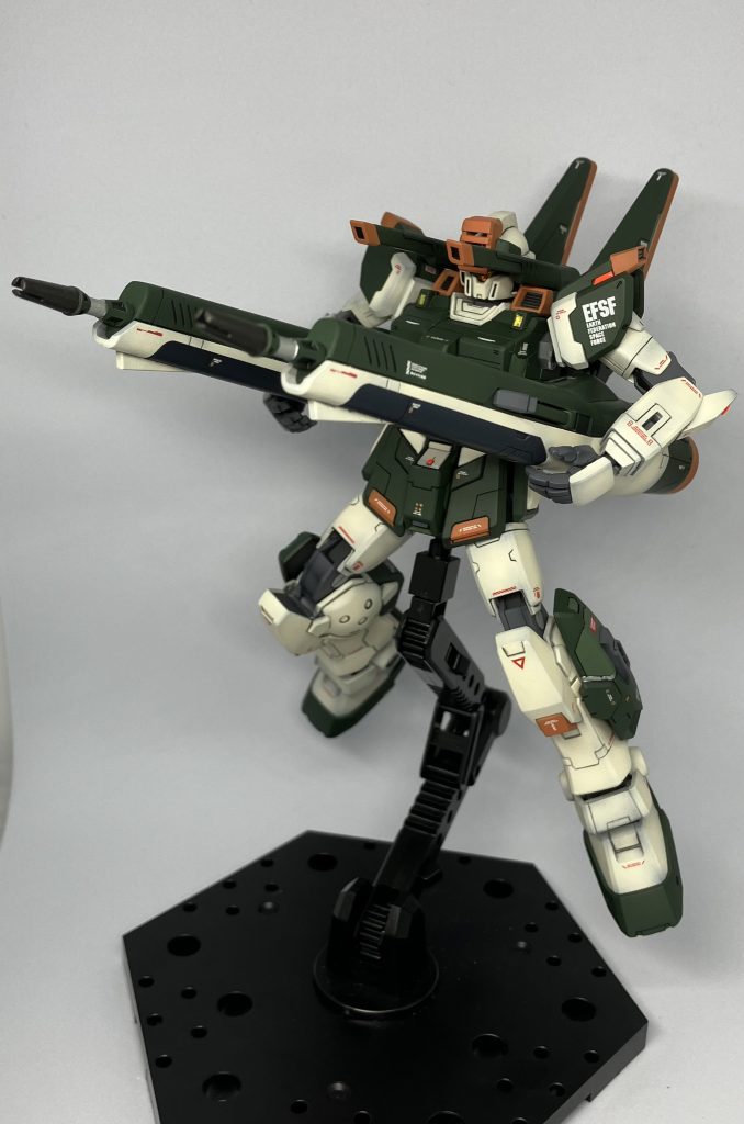 砲撃系の機体を作ったら一度やってみたかった一斉射撃のポーズですが、こちらも可動の加減でいまいち決まらず😅