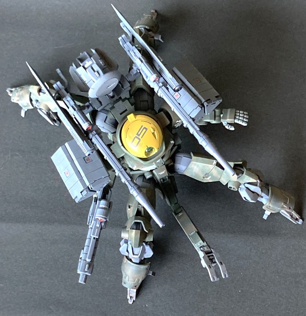 機体の構成が見えるように､真上から撮った１枚です。グリモアの腹部を切り詰め、そこにミカエリスの脚を４本繋いでいます。私の初投稿（ベギルベウVer.2）の際、「他の作品にミカエリスの足を4本も使ってしまって･･･」と書いていたのは、コイツのことです。