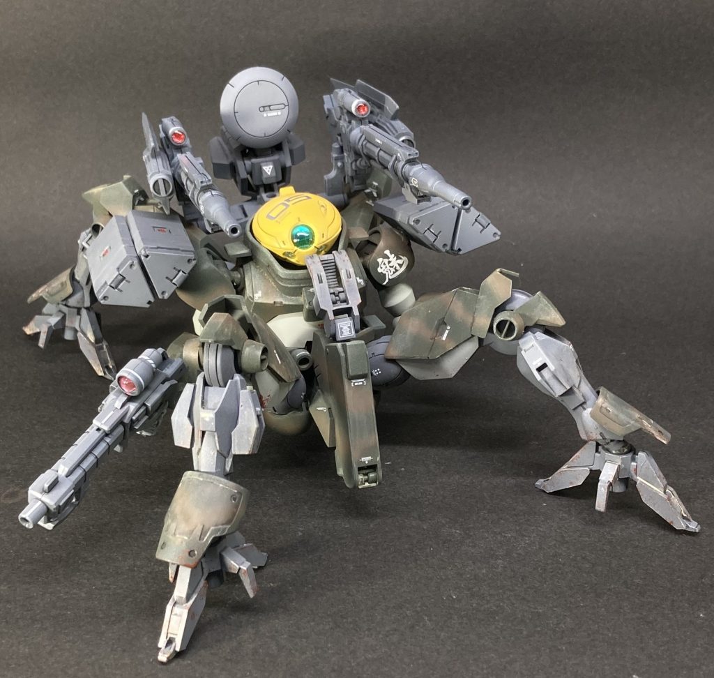 グリモアをベースに多脚型へと改修した機体。スパイダーとは呼ばれているが、脚は８本ではなく４本。険しい山岳地帯など二足歩行型MSでは対応が難しい状況で真価を発揮する。機体番号は「０５」、象徴する文字は「もののけ」を意味する「魅」で、左肩に見ることができる。