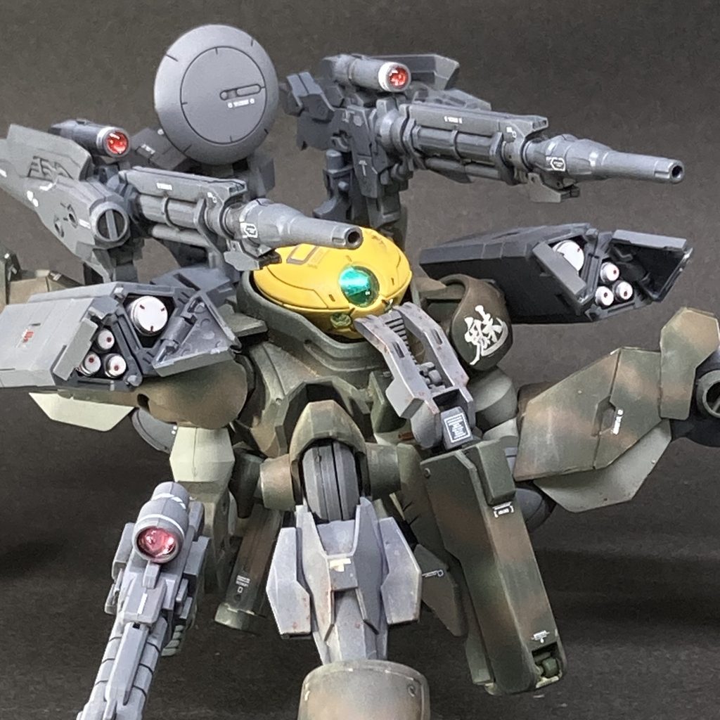 ミサイルランチャーを展開したところ。火器類はコトブキヤMSGやバンダイ30MMのパーツを多用しています。その他全身にガンプラのジャンクパーツを使用しています。手持ちの銃は、グリモアの銃をショートバレル型に改造したものです。各火器のサイトはアルミシール＋透明レジンです。