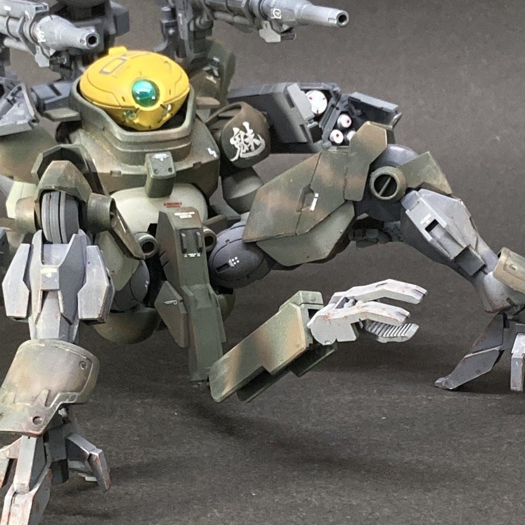 構造上、腕を前方に伸ばすことが難しいので、機体前面に折りたたみ式のサブアームを備えている。写真は、サブアームを展開したところ。