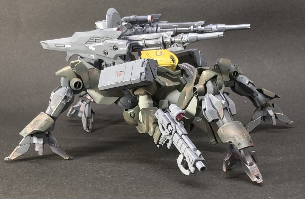 塗装は、陸上自衛隊カラーを2色使って迷彩にしています。使用感が出るよう、軽くウェザリングをかけています。AGEⅡマグナム［エア］イエローベレー