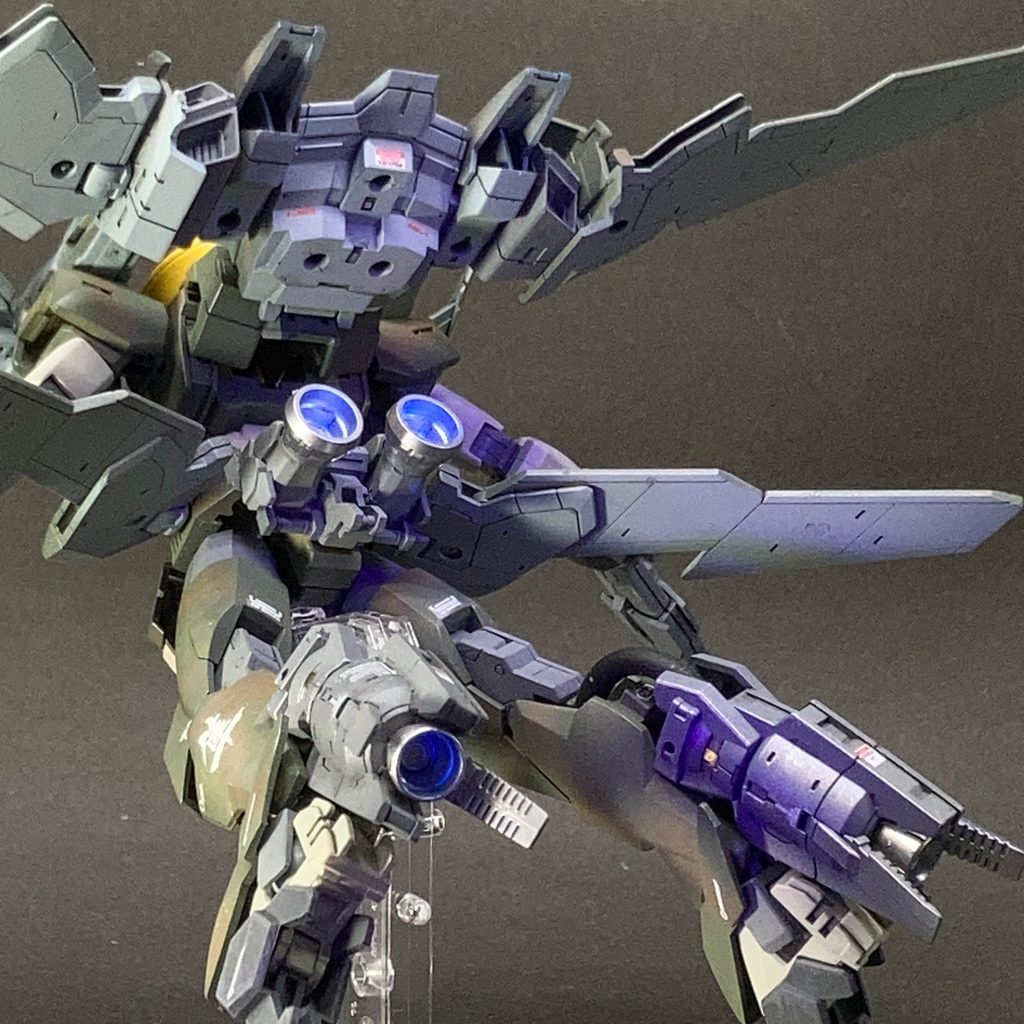 本体にはGUNDAM AGEⅡMAGNUMを使っています。飛行ユニットやブースターは30MM等のパーツを組み合わせています。機体の塗装はスパイダー同様に陸上自衛隊色の迷彩ですが、翼の下面は灰白色に塗っています。