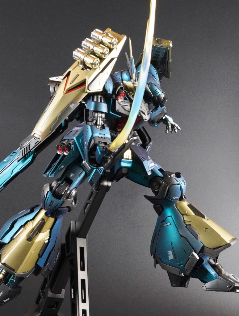 ビームサーベルのエフェクトパーツというやつを作ってみた。こういうのは楽しい。確か逆シャア本編では左腕でサーベル振り回していた気がするのだが、まあ、とりあえず。そうそう、逆シャアって、ビーム表現が綺麗だよね。キラキラビームサーベル。蛍光塗料で塗って、UVライト当ててます。ピカーん。