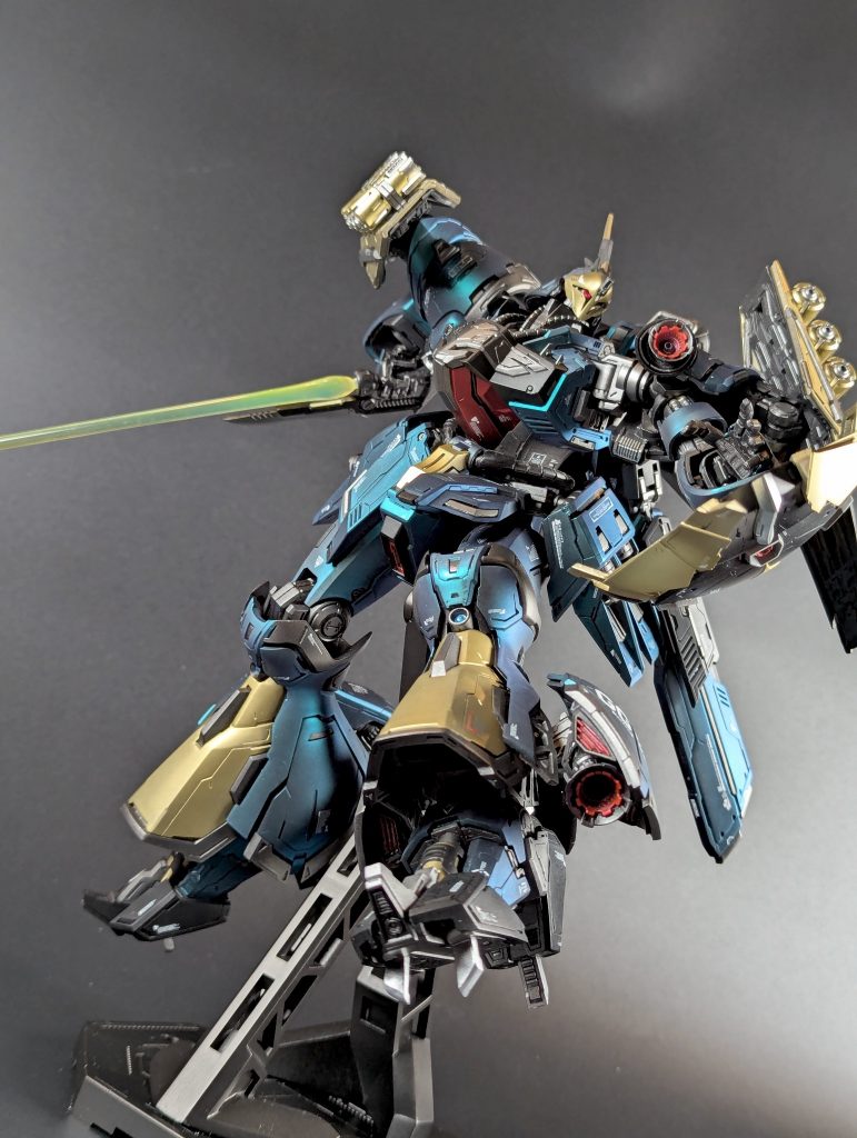 こちらは通常のビームサーベル。RE/100キットのものより太め＆長めにこさえてます。足のボリューム感が伝わるように、バーニア展開させてます。