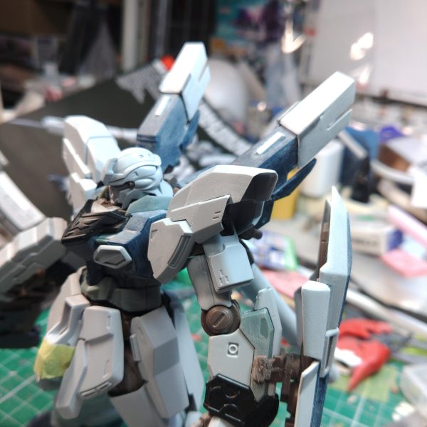 シナンジュを製作していたところ、シナンジュ・スタインの再版がちょうどよくかかったので、シナンジュと並べようと入手しました。パッケージの完成写真を見るに、そのまま作るだけでかっこ良さそうなので早速着手しました。面の整形のみで完成させようと思ったのですが、シナンジュと並べるとバックパックのボリュームが少し寂しい気がしました。ゾルタン機としてノーマルスタインとの差別化をはかるべく、ランナータグでバックパックを延長しつつ、立ちポーズに少し修正を入れていきます。（3枚目）