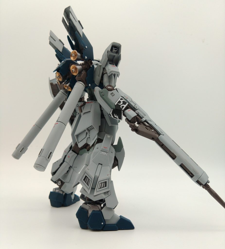 バックショットはシナンジュのテイストがありつつも確実にガンダム、スタイン(原石)という名前もさることながら、この機体ほど名前とデザインが意味を持って両立したモビルスーツもないでしょう。