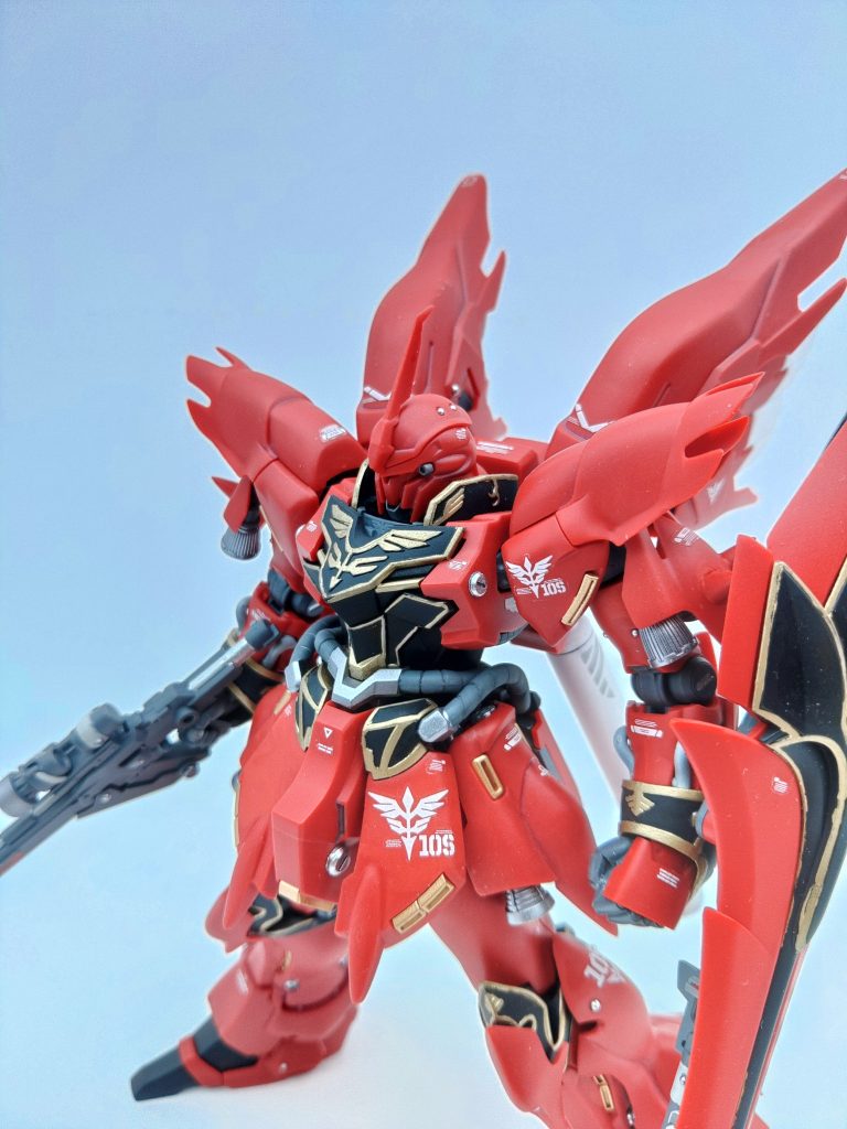 意匠的には以前製作したHGUCのサザビーと繋がるラインを意識してディテールアップしています。製作があまりに楽しかったのと、失敗を恐れて2つほど在庫を確保しておきましたが、無事完成して杞憂に終わりました。シナンジュ関連はまた製作したいですね。