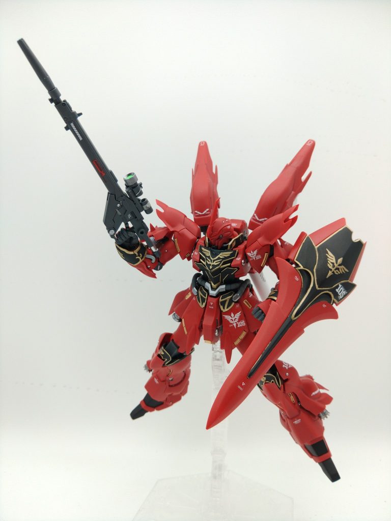 シナンジュはMGやHG、RGなどいろいろなキットが出ていてボクは全てを把握しきれていません。今回入手できたHGのシナンジュに限っていえば、塗り分けの厄介さを除けば豊かな曲面とトゲトゲのエッジ、派手ながら品のあるエングレービングなど本当にカッコいいです。