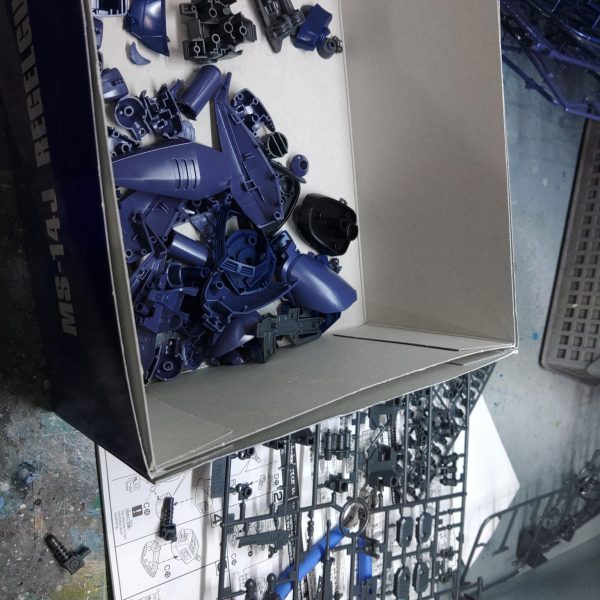 袖つきリゲルグをそのまま作ろうと思っていたのですが、ユニコーン登場リゲルグはわりと細部が違うと教えてもらい、確認して驚きました。設定画を確認したところフトモモからスネにかけての面取りがかなり違うので修正をかけていきます。（5枚目）