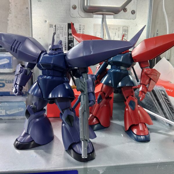 袖つきリゲルグをそのまま作ろうと思っていたのですが、ユニコーン登場リゲルグはわりと細部が違うと教えてもらい、確認して驚きました。設定画を確認したところフトモモからスネにかけての面取りがかなり違うので修正をかけていきます。（4枚目）