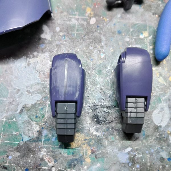 袖つきリゲルグをそのまま作ろうと思っていたのですが、ユニコーン登場リゲルグはわりと細部が違うと教えてもらい、確認して驚きました。設定画を確認したところフトモモからスネにかけての面取りがかなり違うので修正をかけていきます。（2枚目）