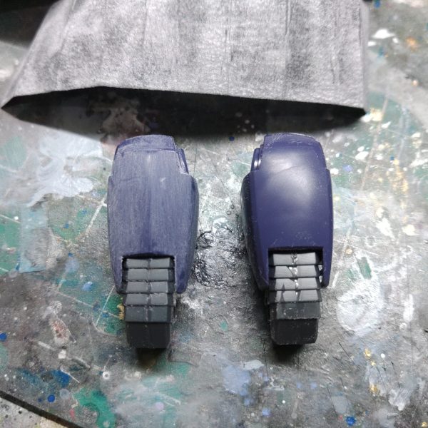 袖つきリゲルグをそのまま作ろうと思っていたのですが、ユニコーン登場リゲルグはわりと細部が違うと教えてもらい、確認して驚きました。設定画を確認したところフトモモからスネにかけての面取りがかなり違うので修正をかけていきます。（3枚目）