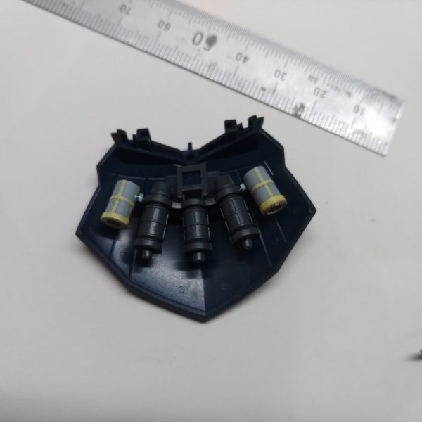 外装はととのってきたのであとは化粧ディテールアップと、内部をいじってそんじょそこらのリゲルグとは違う指揮官機をアピールしていくスカート内のバーニアを追加で2機増設ついでにバーニアが少し見えるように長さを加工基部のディテールはプラパイプにマスキングテープを巻いたもの、金属カラーで塗ってしまえば問題なしバインダー内部ディテールメカはバーニアが可動すればカッコいいと思いボールジョイントで接続このへんは前作の袖付きリゲルグからのフィードバックです脚部もバーニアも1機増設+3連バーニアの下部を切り離して、プラの延性を利用して角度をつけつつ延長（5枚目）