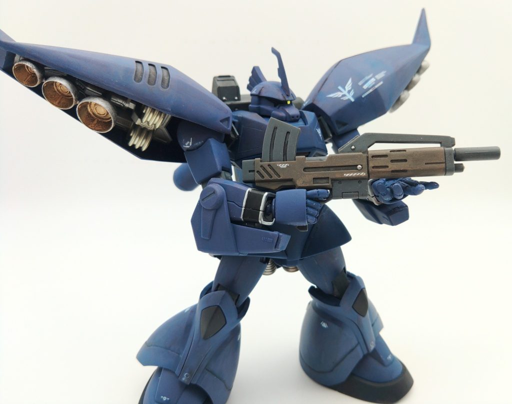 最初にキットで気になったことは、付属のギラドーガ指揮官用ライフルが左手にしか装備できないことぐらいでした。しかしHGUCゲルググ流用であるリゲルグ(袖付き)は、キットと設定画では細部が違うと教えてもらい、結果的に胸のパネルラインと足回りが異なることが確認できました。普通に仕上げるつもりでしたが、せっかくなので設定に近づけて製作しています。