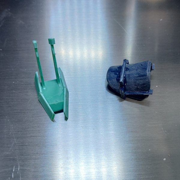 右肩のシールドがマントのように腕に軽くかかるぐらいに改造そうすると上部のアーマーの大きさが気になり、修正したところ左肩の大きさが気になりだし修正修正の改造ループ結果上半身がボリューム過多になってしまったので、ランナープラ板で下半身のボリュームを上げるパーツを少し作成してみた基本工作は完了したので、あとはひたすら磨くのみ（6枚目）