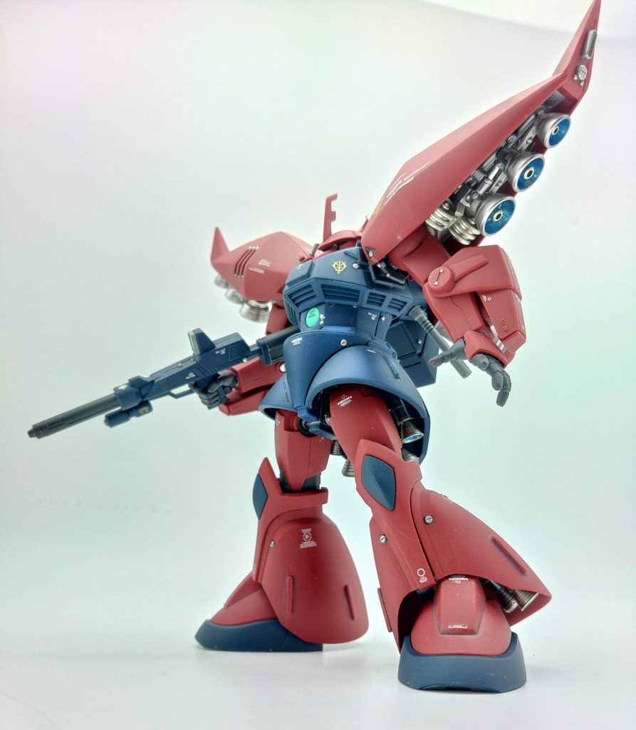 リゲルグのロートル機を被った新鋭機という側面と、真っ赤で目立つ機体色は、イリアの外見のワイルドさと、策謀などを成し遂げるクレバーさを見事に象徴した機体だと考えます。そのへんがこのリゲルグで少しでも表現できていれば成功です。リゲルグはガンプラとしてもシナンジュとシナンジュ・スタインの面構成複雑2体同時製作の後ではすごく作りやすかったです。ユニコーンver.のほうがナギナタとリゲルグライフル1本オマケで付いてきたりとコストパフォーマンスはよいです。しかし成型色仕上げとなるとこちらのリゲルグ一択になります。成型色が落ち着いていて、なかなかにいい赤です。胴体の部位は膝とクツの色と同じ成型色ですが、胴のみブルーパールをふいて艶っぽくして差別化をはかっています。