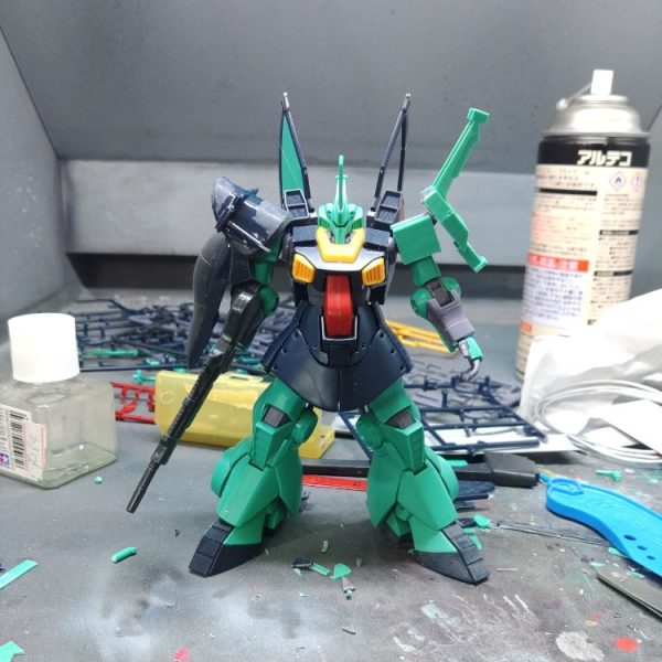 右肩のシールドがマントのように腕に軽くかかるぐらいに改造そうすると上部のアーマーの大きさが気になり、修正したところ左肩の大きさが気になりだし修正修正の改造ループ結果上半身がボリューム過多になってしまったので、ランナープラ板で下半身のボリュームを上げるパーツを少し作成してみた基本工作は完了したので、あとはひたすら磨くのみ（1枚目）