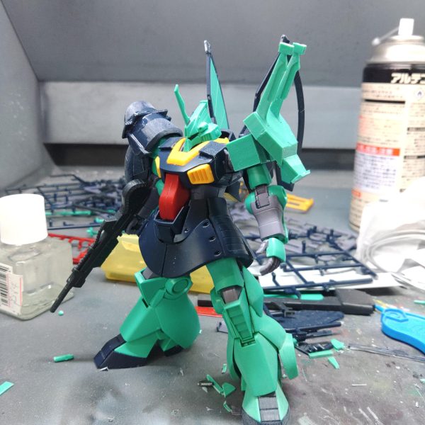 右肩のシールドがマントのように腕に軽くかかるぐらいに改造そうすると上部のアーマーの大きさが気になり、修正したところ左肩の大きさが気になりだし修正修正の改造ループ結果上半身がボリューム過多になってしまったので、ランナープラ板で下半身のボリュームを上げるパーツを少し作成してみた基本工作は完了したので、あとはひたすら磨くのみ（2枚目）