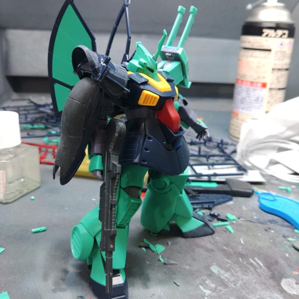 右肩のシールドがマントのように腕に軽くかかるぐらいに改造そうすると上部のアーマーの大きさが気になり、修正したところ左肩の大きさが気になりだし修正修正の改造ループ結果上半身がボリューム過多になってしまったので、ランナープラ板で下半身のボリュームを上げるパーツを少し作成してみた基本工作は完了したので、あとはひたすら磨くのみ（3枚目）