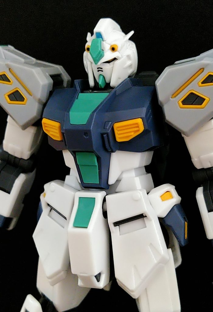 頭部バルカンの後ろの角みたいなのがあるからブレードアンテナなくてもなんかいい感じだよね。　　　　　腰部のVマークは塗るのも難しいしシールもヤダから無くしたよね。思いきって。