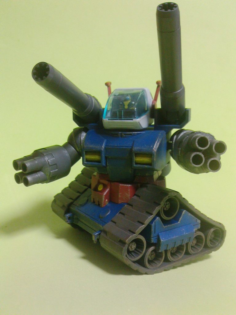 ガンタンクは元からあまり可動個所がないので、BB戦士でもHGUC版と大差ない可動範囲です。元々のデザインとの相性もあって、今となっては25年くらい前のBB戦士でありながら非常にスタイルが良く、SDスタイルのガンタンクの完成版とも言える神キットだと思います。特に砲身が太くなり、砲身内のライフリングみたいなディテールなども非常に格好良く、この点に限っては同じく神キットのMG版よりも格好いいと言っても過言では無いかもです。ちなみにHGUC版も神キットですし、自分の様なガンタンク好きはキットに恵まれていて幸せだと思います。また作る事が有ったら、今度はパイロットもビルダーズパーツのMSフィギュアか何かを切った貼ったしてポーズを変えて乗せるか何かしたいですね。