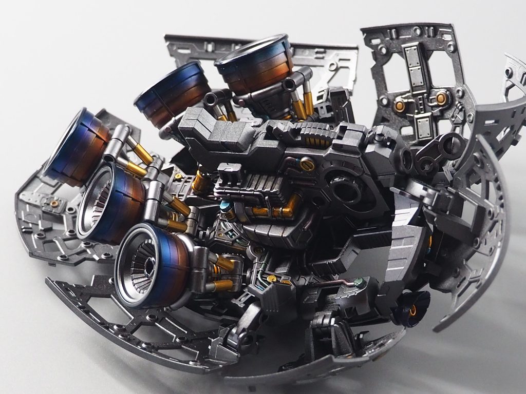 細部を塗り分けています。バーニアは青焼け塗装しています。