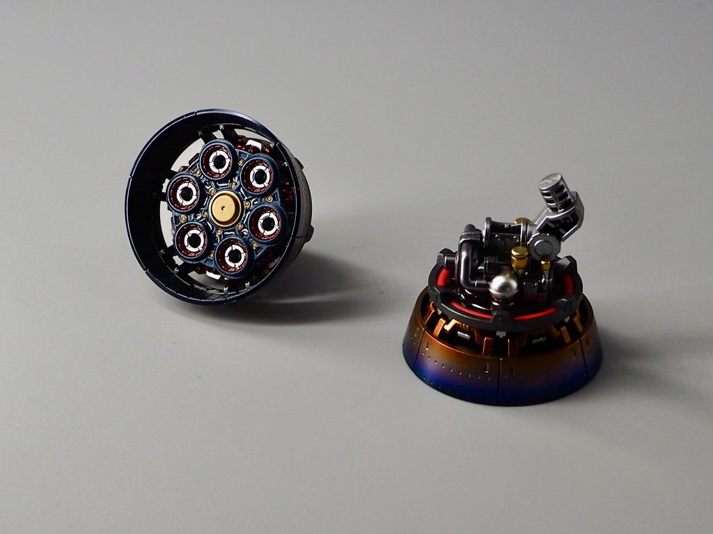 メインのバーニアです。これも青焼け塗装です。小さなモールドは筆で塗り分けています。