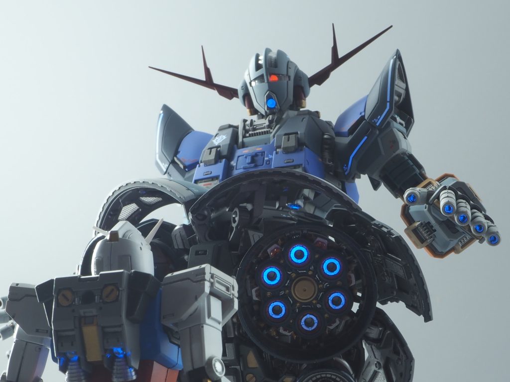 HGオリジンガンダムと対比してアニメのような構図で撮影しました。ブラックライトでバーニアやモノアイが発光します。