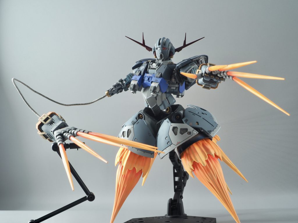 有線で腕が飛びます。ステンメッシュワイヤーに換装して中に中に針金を仕込んでいます。