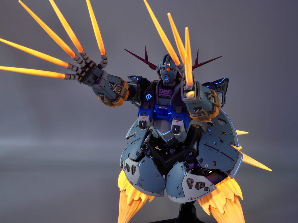 エフェクトパーツを塗装して最終決戦の時のポージングをしました。エフェクトパーツもブラックライトで発光し、グラデーションをかけています。根本はバーニアに近い部分は白色、次に橙色、赤色に塗装しています。