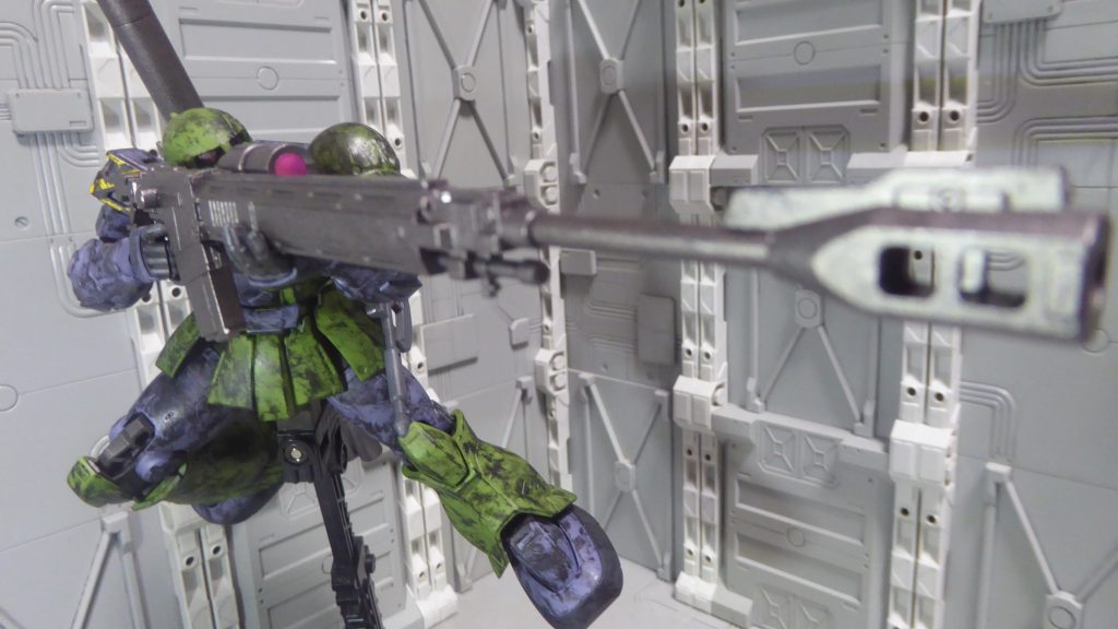 ジオンの魂。平手パーツは偉大ですネ。ライフルで長距離狙撃メインの運用するなら、成形色をそのままつや消しするよりも効果あるのかな?このポージング構図だけで別角度を含む撮影枚数が24に達し、1枚の絞り込みに時間かかったのは別の話。