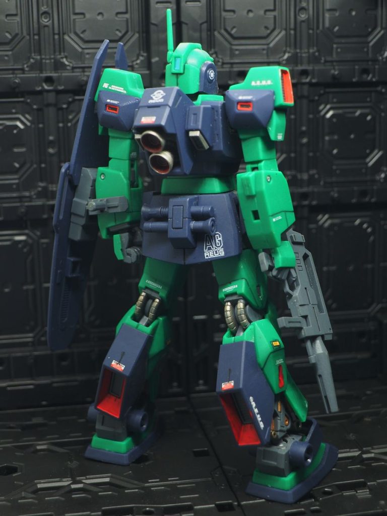 塗装していないので、デカール剥がすのも楽ですからね(gundam-kao2)成型色仕上げの良い所は、１機で何度も美味しい事かな(gundam-kao6)