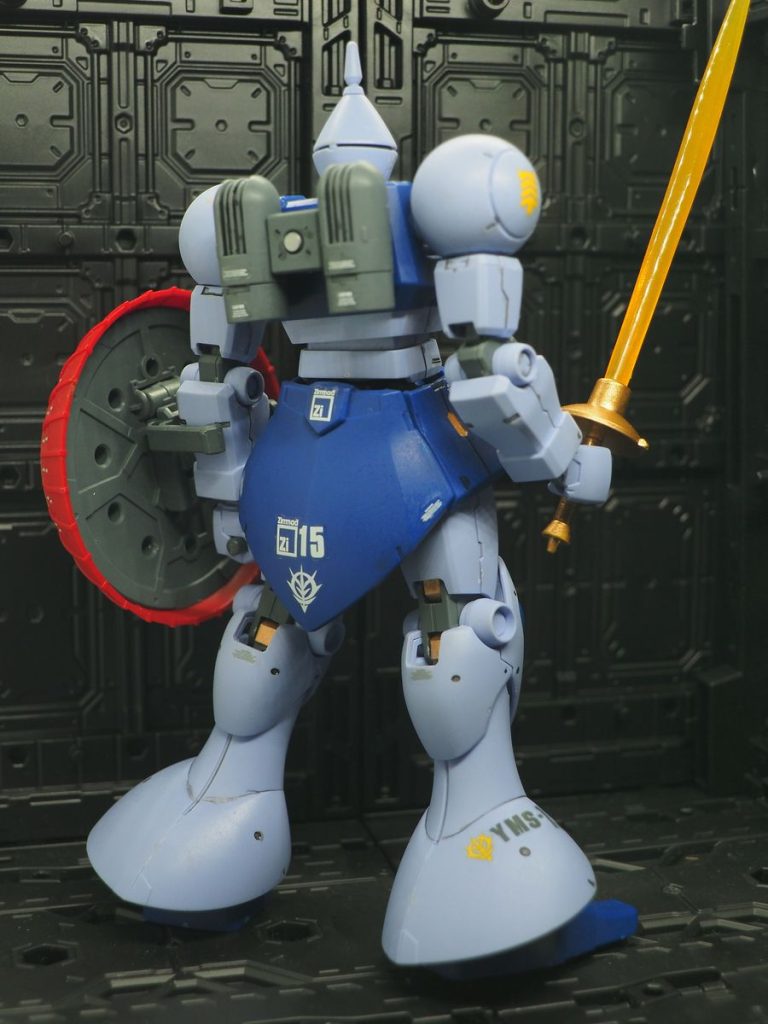 関節には金塗装と少しゴージャスな感じを出しています(zaku-kao2)