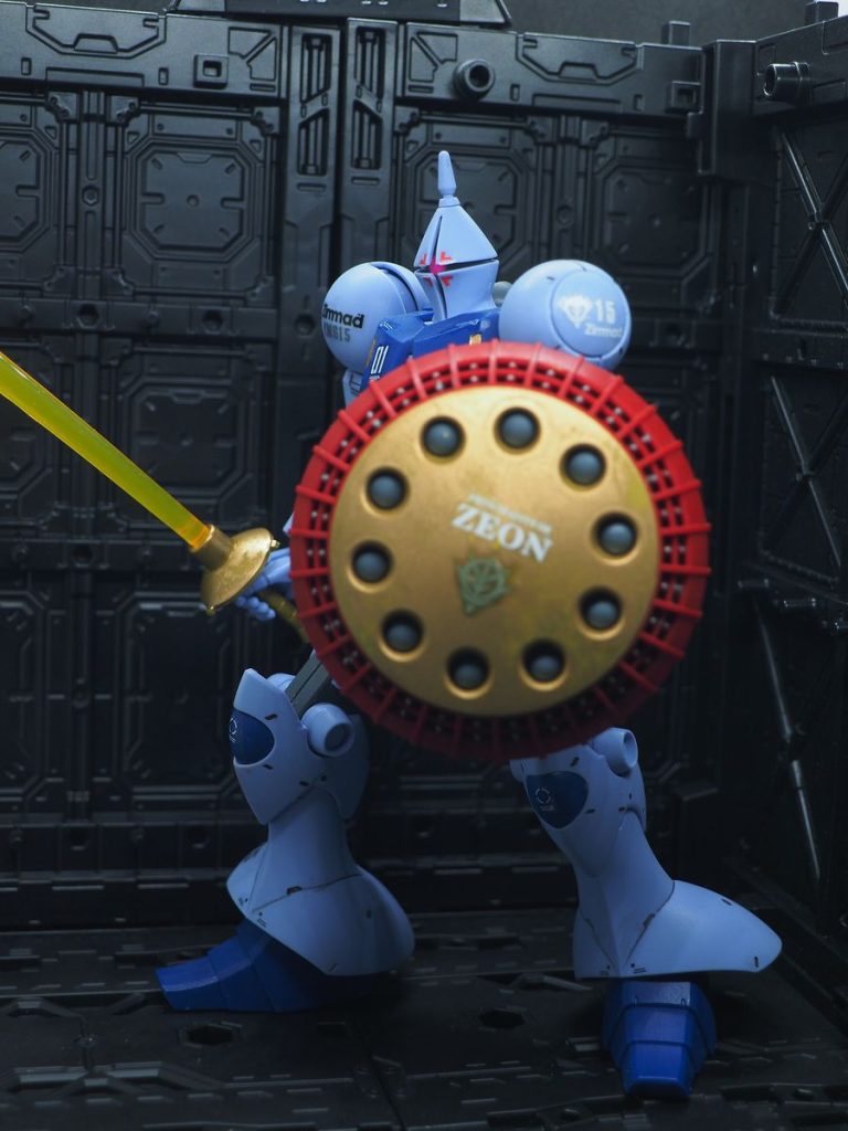 ちょっとわかり難いですが、盾のナイフ？を全て銀で塗装してます(zaku-kao5)実は物凄く面倒でした(zaku-kao2)