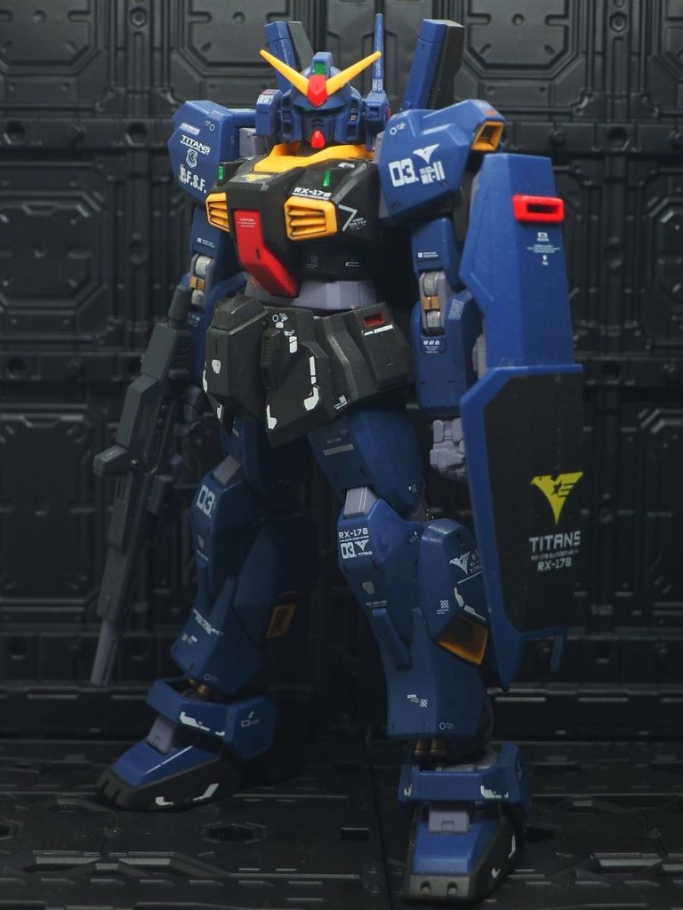 デカールてんこ盛りで少し貼り過ぎた感がありますが、試作機なので良いですよね？(gundam-kao5)