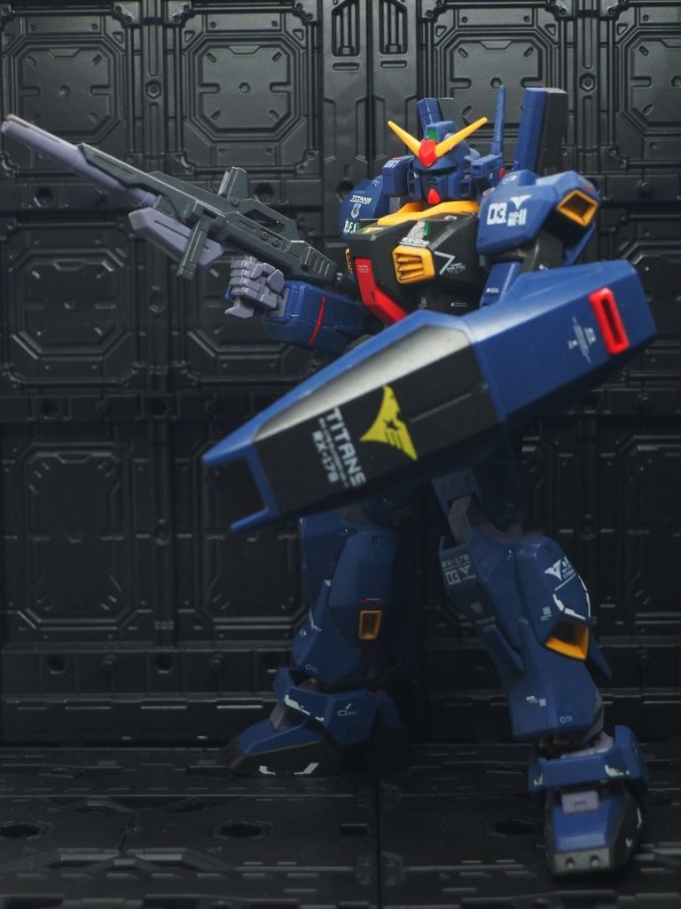 細かいデカールは貼るのにかなり失敗しましたけどね(gundam-kao5)