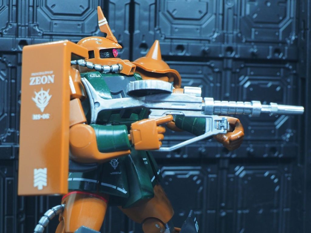マシンガンをジェラルミン塗装しただけで、少し特別感が出ました(zaku-kao2)