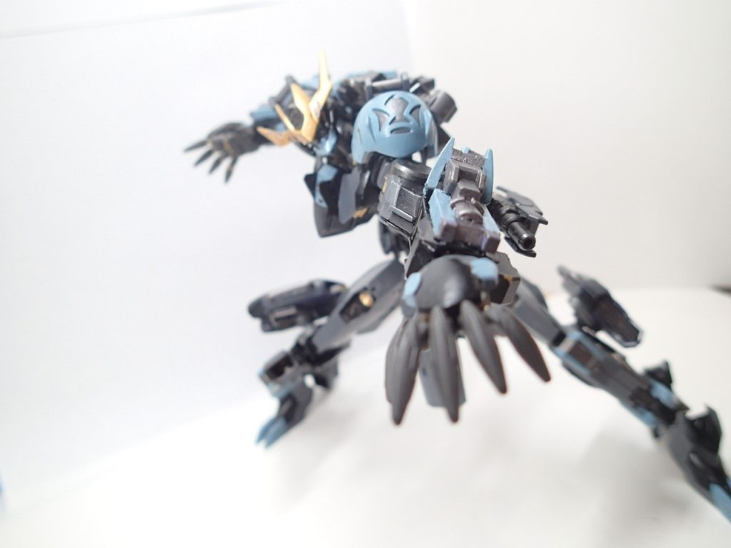 また、腕部にはサブアームの代わりに機関砲が展開できます