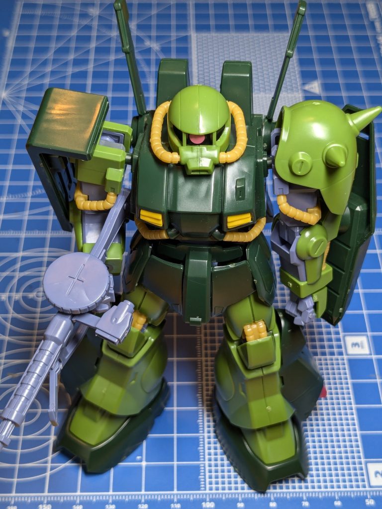 パチ組み状態の写真です。成型色は結構いい感じだと思っています。初期のＨＧは、顔の真ん中に合わせ目があるキットがありますね。これがあると全塗装したくなります。