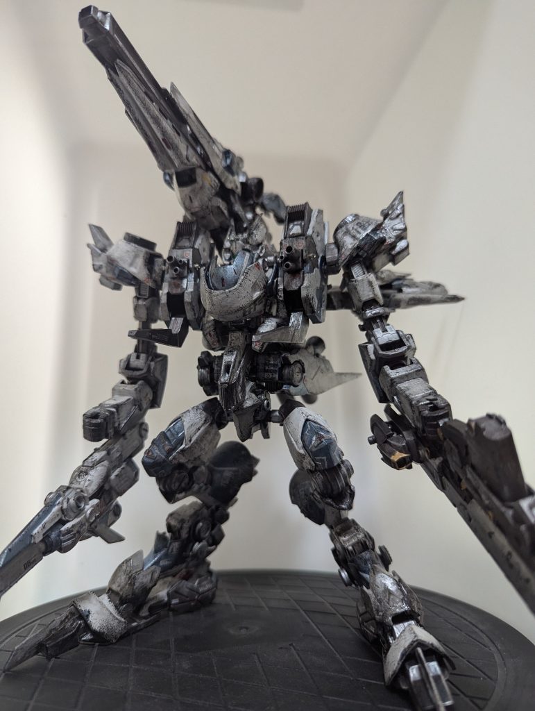武器全装備するとこんな感じです！デカすぎて、私のカメラセンスでは収まり切りません笑&nbsp;