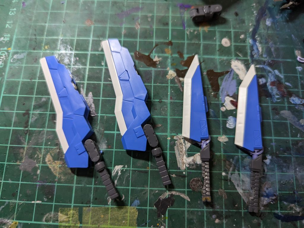 機体よりも今回取り掛かったのは、武器です。コンセプトは、某RPGの主人公が使ったあの合体剣。色んな形の剣が合体して、巨大な剣になるというアレです。という訳で、背中についていた剣っぽいものをそれぞれ分けてナイフっぽいものとちょっと無骨な剣に