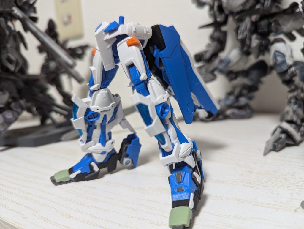 最終的に合体した巨大剣を持たせたかったのでゲタは広めにしたのと、カカトを少し特殊な感じにしてみました。